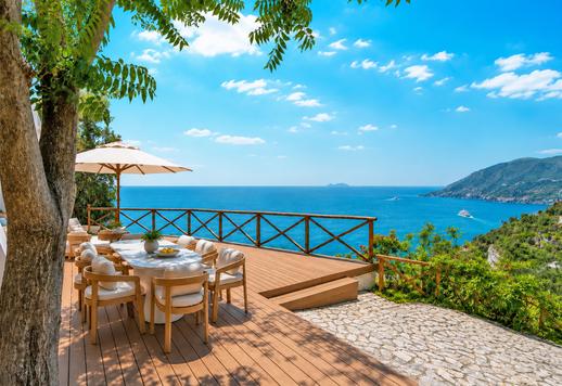 Villa ve bağımsız ek binadan oluşan, kayalıklar ve Salerno Körfezi'nin ufku arasında yer alan 150 metrekarelik arazi. Image 2
