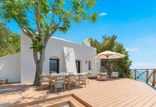 Villa ve bağımsız ek binadan oluşan, kayalıklar ve Salerno Körfezi'nin ufku arasında yer alan 150 metrekarelik arazi. Image 4