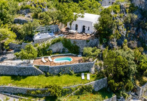 Villa ve bağımsız ek binadan oluşan, kayalıklar ve Salerno Körfezi'nin ufku arasında yer alan 150 metrekarelik arazi. Image 9