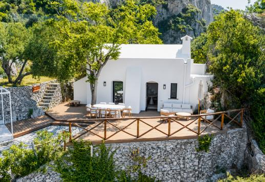 Villa ve bağımsız ek binadan oluşan, kayalıklar ve Salerno Körfezi'nin ufku arasında yer alan 150 metrekarelik arazi. Image 7