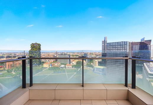 Solaria'nın 18. katında, çağdaş tasarımı, mükemmel hizmetleri ve Milano silüetinin nefes kesen manzarasını bir araya getiren seçkin bir rezidans bulunmaktadır. Image 6