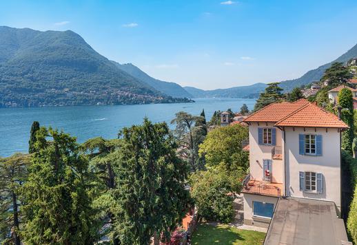 Büyüleyici bir göl kenarı ortamında yer alan, ana villa ve ayrı bir villadan oluşan 560 metrekarelik kompleks. Image 1