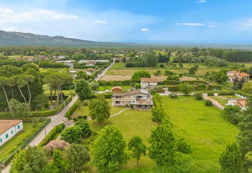 Een exclusief woonhuis van 270 m² verdeeld over twee verdiepingen, op slechts een steenworp afstand van de Toscaanse Rivièra. Image 2