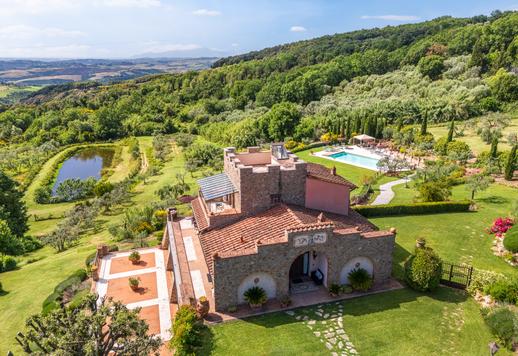 Complesso collinare di 1118 mq distribuita in 11 appartamenti indipendenti per 20 camere e altrettanti bagni Image 2