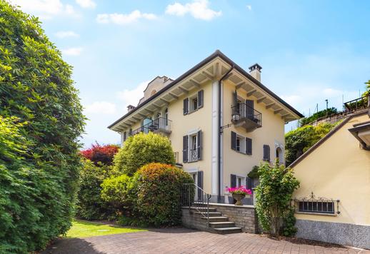 Proprietà di 1100 mq su tre livelli che offre cinque camere e sette bagni con vista mozzafiato sulle vette alpine Image 7