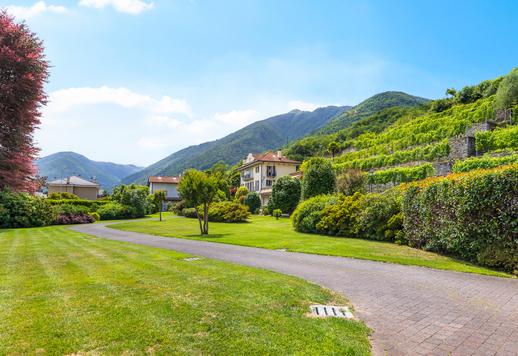 Proprietà di 1100 mq su tre livelli che offre cinque camere e sette bagni con vista mozzafiato sulle vette alpine Image 8