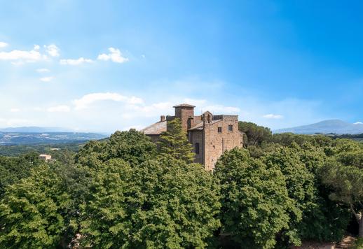 Dimora storica che si estende per 1500 mq con una dotazione di interni che conta 21 camere e 23 bagni Image 2