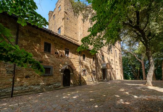 Dimora storica che si estende per 1500 mq con una dotazione di interni che conta 21 camere e 23 bagni Image 9