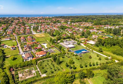 Een verfijnd landgoed van 900 m², verdeeld over twee gebouwen van twee verdiepingen, in een van de meest gewilde gebieden aan de Versilia-kust. Image 4