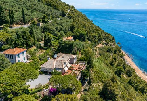 Between sky and sea, an exclusive beachfront villa between Imperia and Diano Marina with a 180-degree panoramic view and 1,000 sqm of garden Image 1