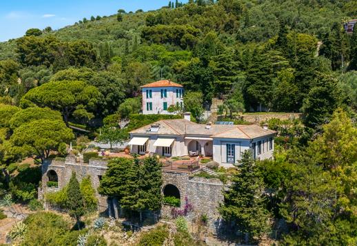 Between sky and sea, an exclusive beachfront villa between Imperia and Diano Marina with a 180-degree panoramic view and 1,000 sqm of garden Image 2