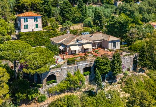 Between sky and sea, an exclusive beachfront villa between Imperia and Diano Marina with a 180-degree panoramic view and 1,000 sqm of garden Image 3