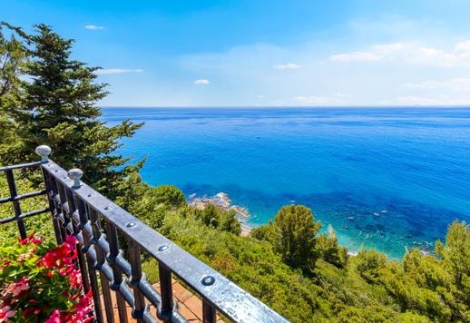 Between sky and sea, an exclusive beachfront villa between Imperia and Diano Marina with a 180-degree panoramic view and 1,000 sqm of garden Image 4