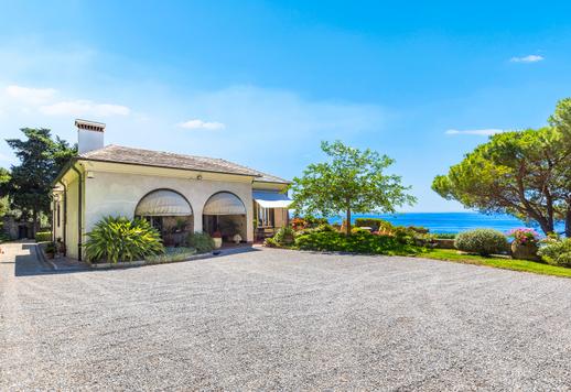 Between sky and sea, an exclusive beachfront villa between Imperia and Diano Marina with a 180-degree panoramic view and 1,000 sqm of garden Image 7