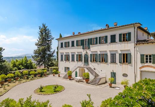 Tenuta collinare di 2.300 mq complessivi su tre livelli, con 11 camere, 11 bagni e dependance Image 4