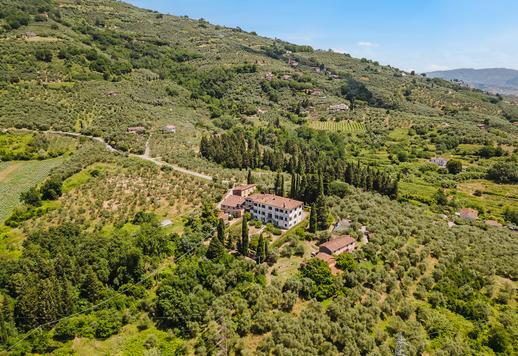 Tenuta collinare di 2.300 mq complessivi su tre livelli, con 11 camere, 11 bagni e dependance Image 3