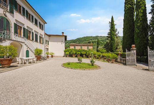 Tenuta collinare di 2.300 mq complessivi su tre livelli, con 11 camere, 11 bagni e dependance Image 6