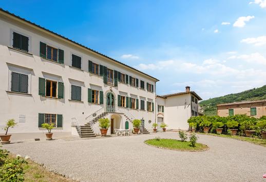 Tenuta collinare di 2.300 mq complessivi su tre livelli, con 11 camere, 11 bagni e dependance Image 5
