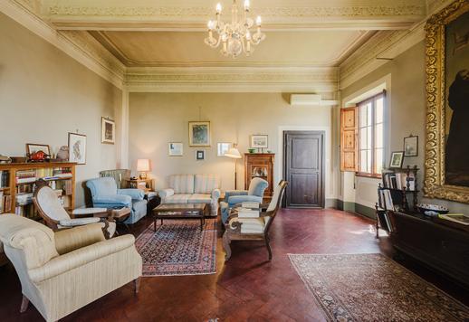 Tenuta collinare di 2.300 mq complessivi su tre livelli, con 11 camere, 11 bagni e dependance Image 9