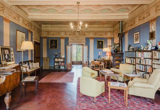 Tenuta collinare di 2.300 mq complessivi su tre livelli, con 11 camere, 11 bagni e dependance Image 8