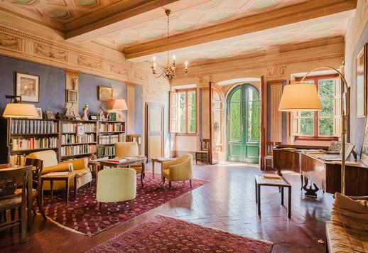 Tenuta collinare di 2.300 mq complessivi su tre livelli, con 11 camere, 11 bagni e dependance Image 7