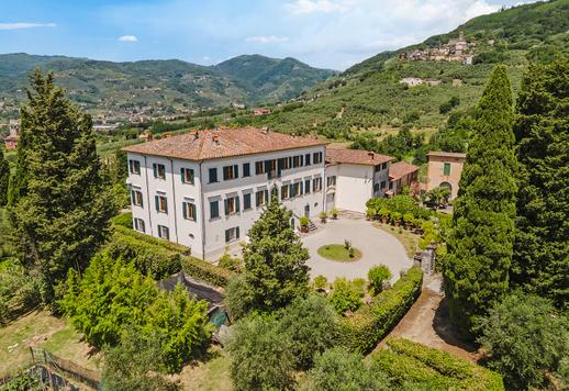 Tenuta collinare di 2.300 mq complessivi su tre livelli, con 11 camere, 11 bagni e dependance Image 1