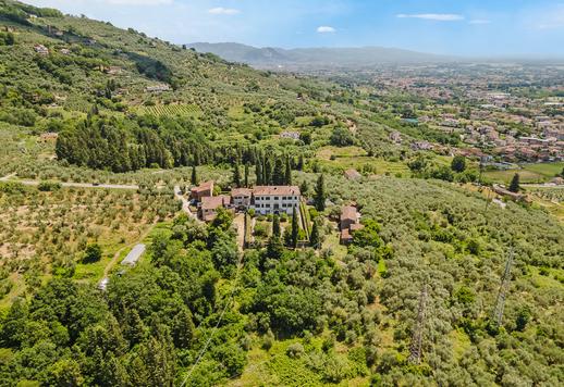 Tenuta collinare di 2.300 mq complessivi su tre livelli, con 11 camere, 11 bagni e dependance Image 2