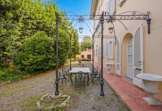 Edificio storico di 1878 mq su quattro livelli dotato di 11 camere e 9 bagni Image 8