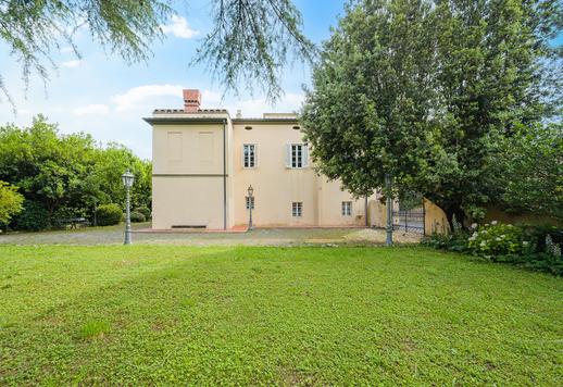 Edificio storico di 1878 mq su quattro livelli dotato di 11 camere e 9 bagni Image 5