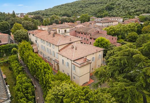 Edificio storico di 1878 mq su quattro livelli dotato di 11 camere e 9 bagni Image 3
