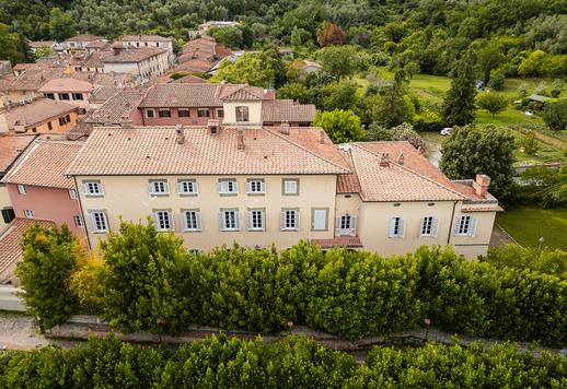 Edificio storico di 1878 mq su quattro livelli dotato di 11 camere e 9 bagni Image 2