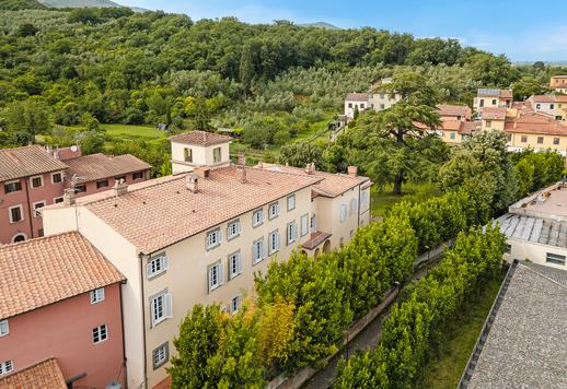 Edificio storico di 1878 mq su quattro livelli dotato di 11 camere e 9 bagni Image 1