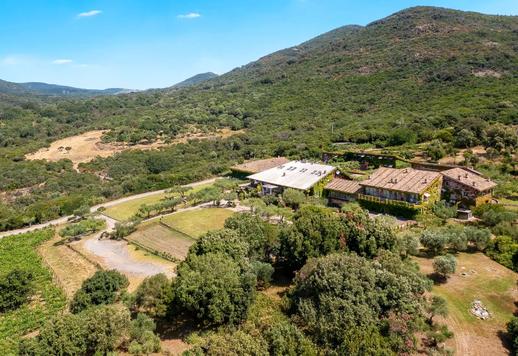 Charmant hameau historique de 2 500 m² composé de quatre fermes abritant au total 31 chambres et 33 salles de bains Image 2