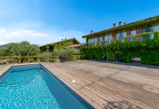 Charmant hameau historique de 2 500 m² composé de quatre fermes abritant au total 31 chambres et 33 salles de bains Image 5