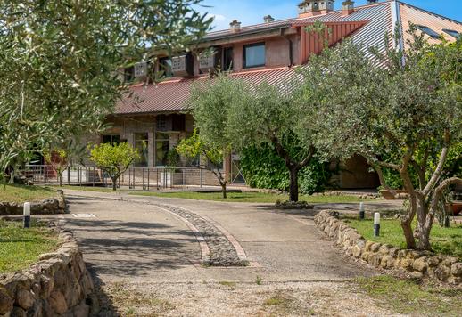 Charmant hameau historique de 2 500 m² composé de quatre fermes abritant au total 31 chambres et 33 salles de bains Image 7