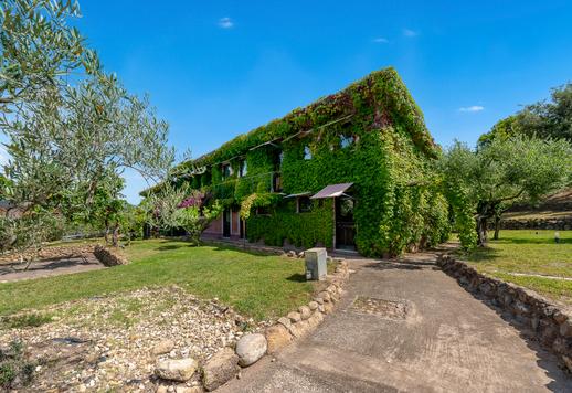 Charmant hameau historique de 2 500 m² composé de quatre fermes abritant au total 31 chambres et 33 salles de bains Image 9