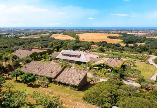 Charmant hameau historique de 2 500 m² composé de quatre fermes abritant au total 31 chambres et 33 salles de bains Image 3