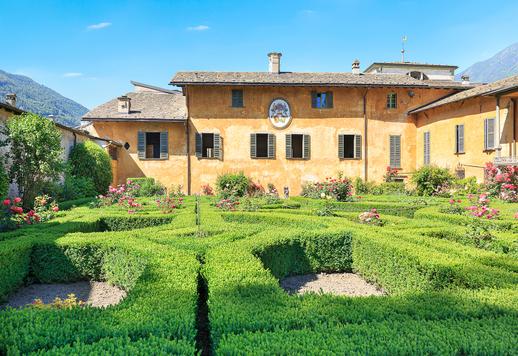 Demeure historique de 5 450 m² comprenant 80 pièces de prestige, avec des caves historiques datant du XVIe siècle et un jardin à l'italienne Image 2