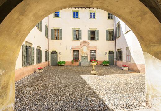 Demeure historique de 5 450 m² comprenant 80 pièces de prestige, avec des caves historiques datant du XVIe siècle et un jardin à l'italienne Image 9