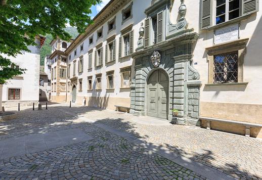 Demeure historique de 5 450 m² comprenant 80 pièces de prestige, avec des caves historiques datant du XVIe siècle et un jardin à l'italienne Image 4