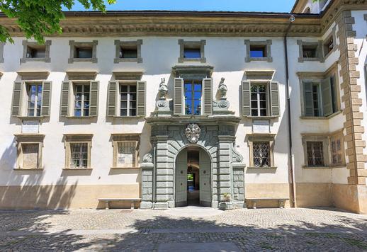 Demeure historique de 5 450 m² comprenant 80 pièces de prestige, avec des caves historiques datant du XVIe siècle et un jardin à l'italienne Image 5