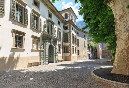 Demeure historique de 5 450 m² comprenant 80 pièces de prestige, avec des caves historiques datant du XVIe siècle et un jardin à l'italienne Image 3