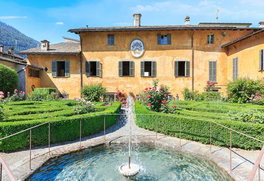 Demeure historique de 5 450 m² comprenant 80 pièces de prestige, avec des caves historiques datant du XVIe siècle et un jardin à l'italienne Image 1