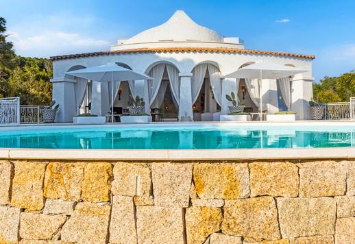 Nella Sardegna Meridionale, in comprensorio privato custodito di Perla Marina, complesso di 400 mq in 8000 mq di parco Image 7