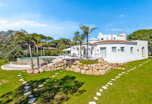 Nella Sardegna Meridionale, in comprensorio privato custodito di Perla Marina, complesso di 400 mq in 8000 mq di parco Image 4