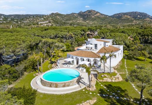 Nella Sardegna Meridionale, in comprensorio privato custodito di Perla Marina, complesso di 400 mq in 8000 mq di parco Image 2