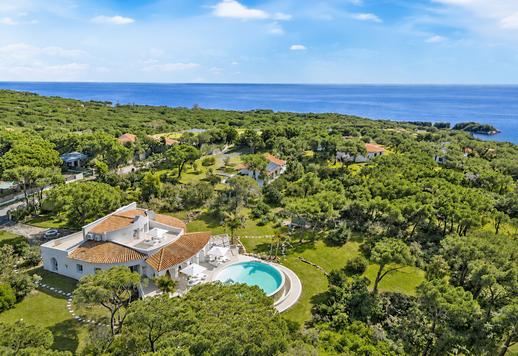 Nella Sardegna Meridionale, in comprensorio privato custodito di Perla Marina, complesso di 400 mq in 8000 mq di parco Image 1