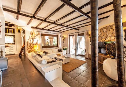 Maison des années 1960 de 400 m² située dans le lotissement privé de Santa Margherita di Pula, avec un jardin de 1 200 m² Image 8