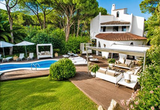 Maison des années 1960 de 400 m² située dans le lotissement privé de Santa Margherita di Pula, avec un jardin de 1 200 m² Image 2