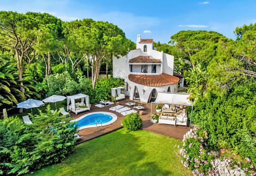 Maison des années 1960 de 400 m² située dans le lotissement privé de Santa Margherita di Pula, avec un jardin de 1 200 m² Image 1